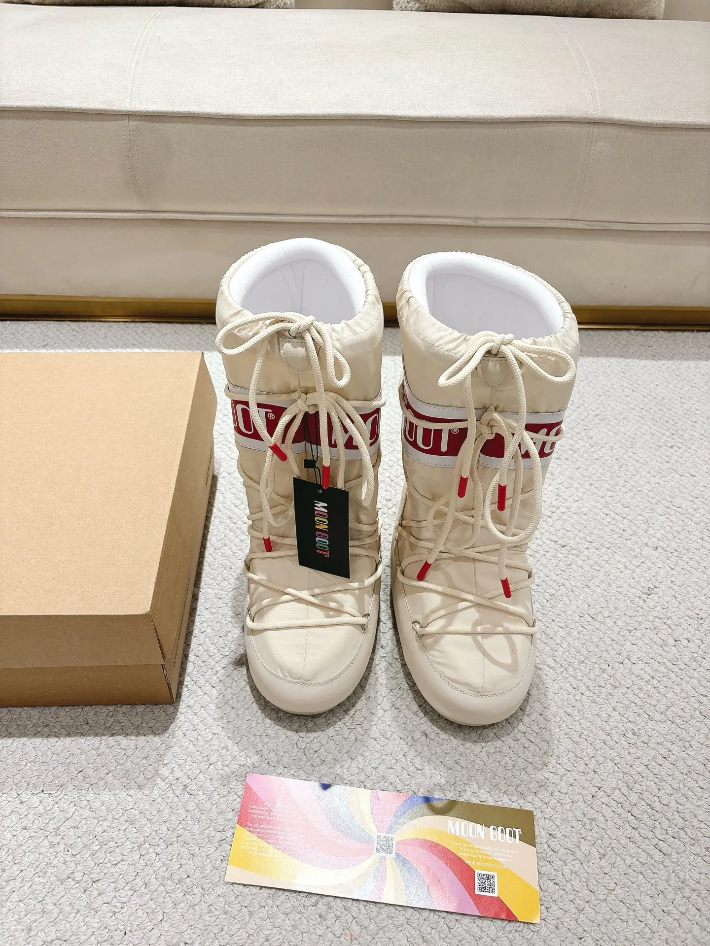 p700 long love style: ❤️ Moon Boot2025 vs autumn and winter popular snow boots series... [Ugly Moon Snow Boots] Forget UGG, fashionable people are wearing Moon Boot snow boots. If you find it difficult to accept the revival of UGG, then there is now a more alternative snow boot that is back, with an inner diameter of 4 cm. That is the Moon Boot. It was already very popular in the millennium. Back then, Paris Hilton and Victoria Beckham Celebrities often wear it, and now the Y2K trend is popular again. The same style is worn by young people in QQ shows, and the ugly snow boots that are shown in thousands of people have become popular again, regardless of men and women. They look slim but warm and easy to wear... ❶Fabric: Original custom/cowhide/woven wool/high mercerized waterproof cloth ❷Inner: original 100% silk cotton liner ❸foot: original 100% silk cotton liner ❹ Outsole: Original molded two-color non-slip outsole ❺ Sole thickness: 4cm (including **) ❻ Code number: 35/38; 39/41; ❼ Packaging: Original full set of packaging ☀ Color: Official website updated simultaneously
